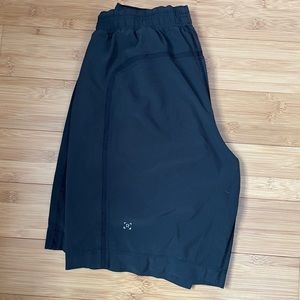 Lululemon men’s short size small, with liner